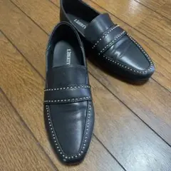 LIBERTY スタッズ付き ブラックレザー ローファー