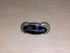 トライアンフ【Bonneville】ピンバッジ ブラック×ゴールドフォント