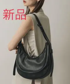 ブラックレザー調 ハーフムーン型ショルダーバッグ