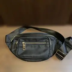 ブラック ボディバッグ