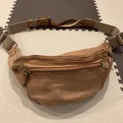 値下げ！regalo ベージュ レザー ボディバッグ トゥロモーランドにて購入
