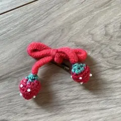 ハンドメイド　いちごブローチ