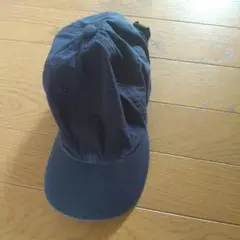 紺色のキャップ、サイズは約58cm、調整ベルト付きです。