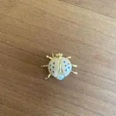 てんとう虫型ピンバッチ 白と青のドット