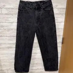 ブラックストレートジーンズ ダメージ加工