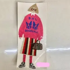 ビッグワッペン　ブルドッグ柄の服を着た女の子　女の子　韓国　刺繍