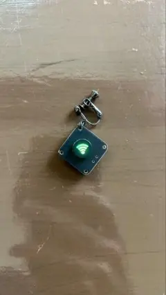 【イヤリング】LEDが光るイヤリング（片耳）　レインボー　すいラボ