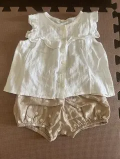 ホワイトフリルシャツとドットパンツセット