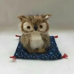 フクロウの置物 星柄クッション付き