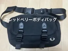フレッドペリー ブラック ボディバッグ