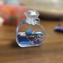 青い魚のガラスボトルオブジェ