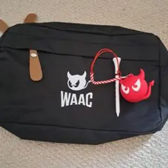 WAAC 黒いバッグと赤いストラップ
