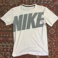 NIKE ロゴプリント ホワイトTシャツ