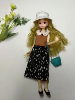 368.リカちゃん服 　5点 モカ色ブラウスと白黒のスカート