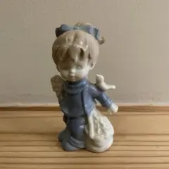 青と白の陶器製天使の子供像　スウェーデンから