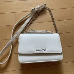 リボン付きホワイトショルダーバッグ