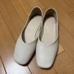 AmiAmi フラットパンプス 23cm アイボリー