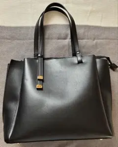 黒のシンプルなビジネスバッグ