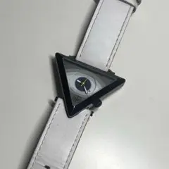 ALIVE 三角形ケース ホワイトレザー腕時計
