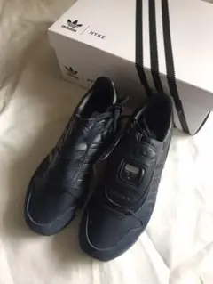 アディダス×HYKEスニーカー