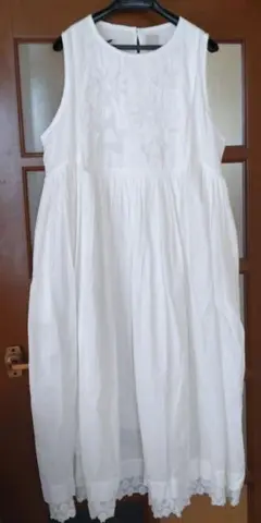 【新品】ツハル花柄カットワークホワイトノースリーブワンピース