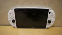 PS Vita PCH-2000 本体＋進撃の巨人＋メモリーカード8GB＋ケース