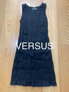 VERSUS黒袖なしワンピースラメ入り