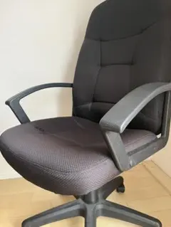 黒い肘掛け付きオフィスチェア