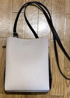 シューラルー　ふわっと軽い三層ショルダーバッグ