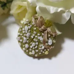 くるみボタン刺繍　ブローチ　花束　カスミソウ