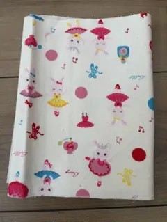 ウサギのバレリーナと音符のプリント生地