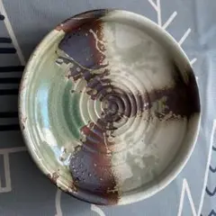 グリーンとブラウンの陶器の平皿