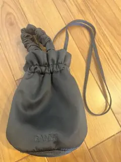 関税送料込 GANNI サテン バケットバッグ ノット付き マゼンダ 関税送料込 GANNI サテン バケットバッグ ノット付き マゼンダ