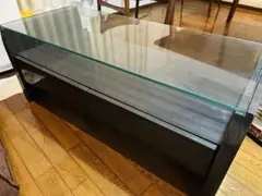 モダンなガラス天板のセンターテーブル