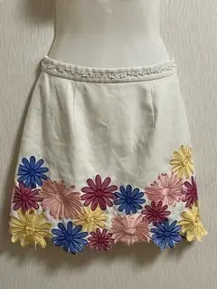 リリーブラウン　花柄刺繍ホワイトミニスカート