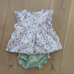 花柄トップスと緑のパンツセット
