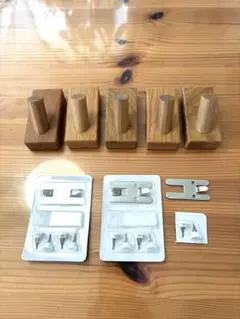 ②無印良品　壁に付けられる家具フック　オーク材　５個セット売り