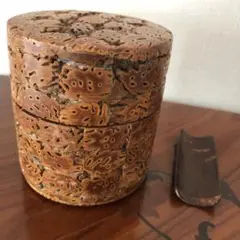 中国骨董:赤い漆器の蓋もの(桃の実と花) 中国骨董:赤い漆器の蓋もの(桃の実と花)