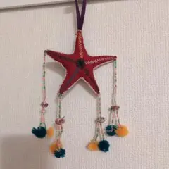 赤い星形の布製インテリア装飾
