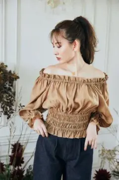 Herlipto オフショルダー トップス キャメル