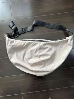 ショルダーバッグ　ナイロン製　ベージュ