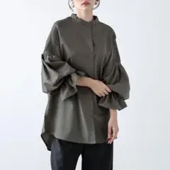 AMELY フリルキャンディースリーブシャツ カーキ