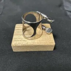 アトリエモモ（MOMOLIGA）バスクラリネット用リガチャー横型　洋白性 image.jpg