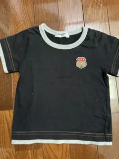 エンブレム付き黒Tシャツ