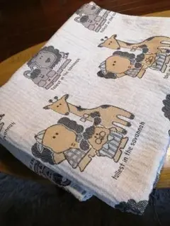 動物デザインのカーテン