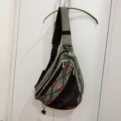 グレーと赤のアクセント ボディバッグ　リュック