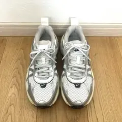 Nike ウィメンズ V2K ランスニーカー ホワイト/シルバー　24.5㎝
