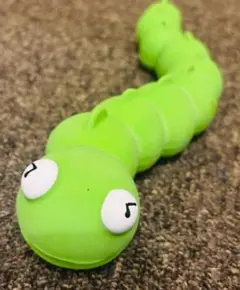 緑色の虫型ペットおもちゃ