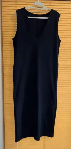 ノースリーブVネックワンピース