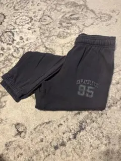 黒のスウェットパンツ M (8-9歳)